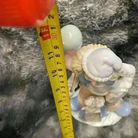 Porcelain figurine of a clown holding balloons, with a  dog sitting on a box - Picture 10 of 14